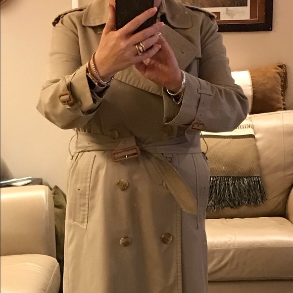 Classic Ladies Burberry Trench - Picture 7 of 12